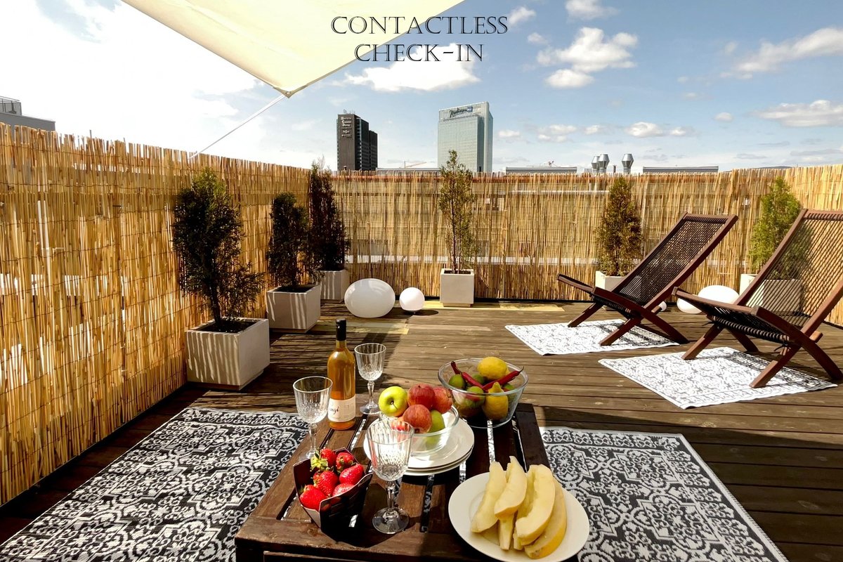 City center flat w roof top terrace & free parking