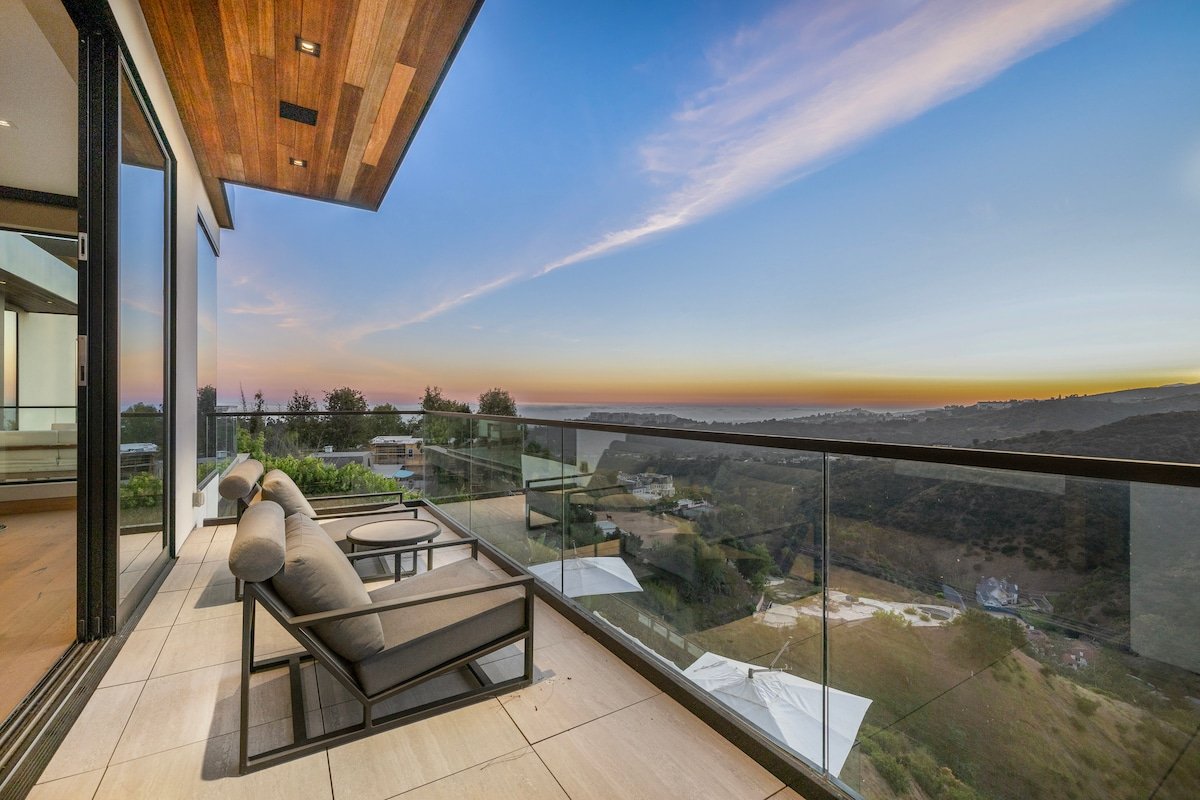 Bel Air Dreamy Escape with Theater & Rooftop Views gallery image 5
