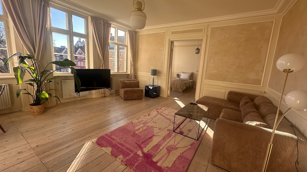 The Square 2 gallery image 2