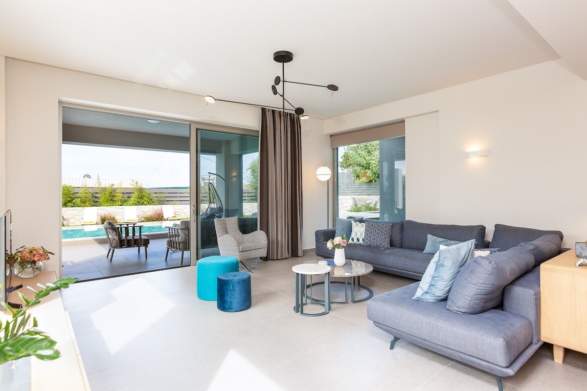 VIP Villa Sissy, heated pool, close to the beach gallery image 3