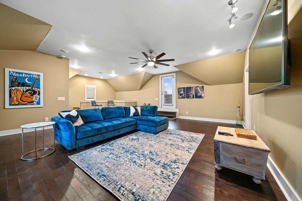 Downtown Luxury 3000 sq ft home gallery image 3