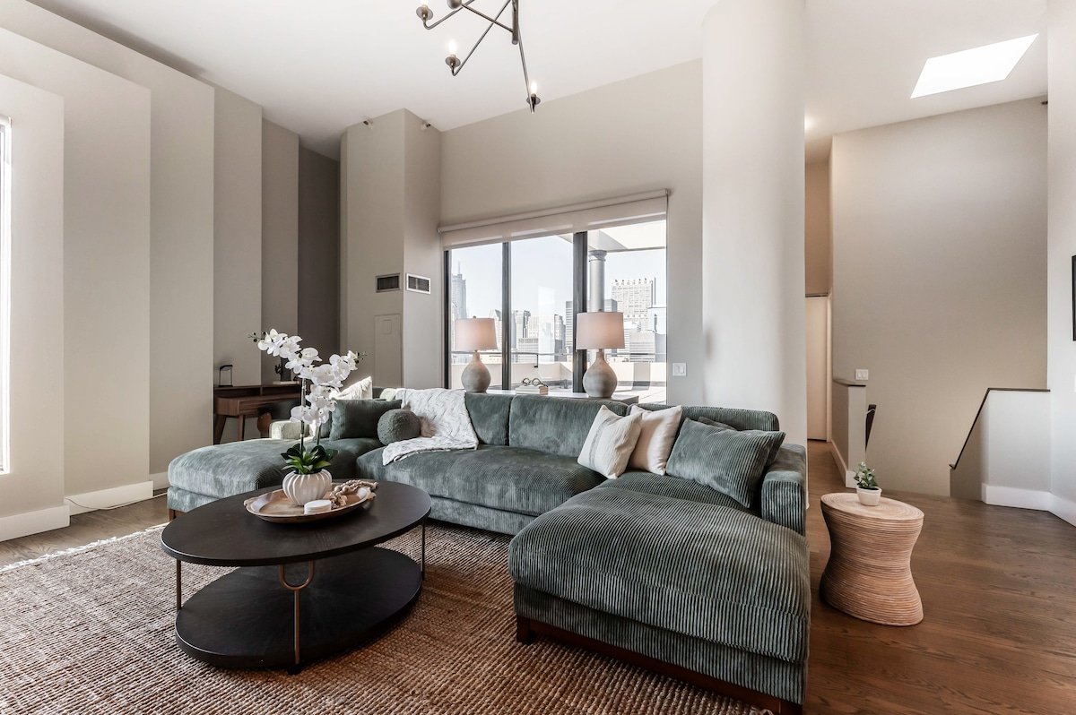 Downtown Penthouse 5bd VIEWS | Parking, Gym+Pool gallery image 2