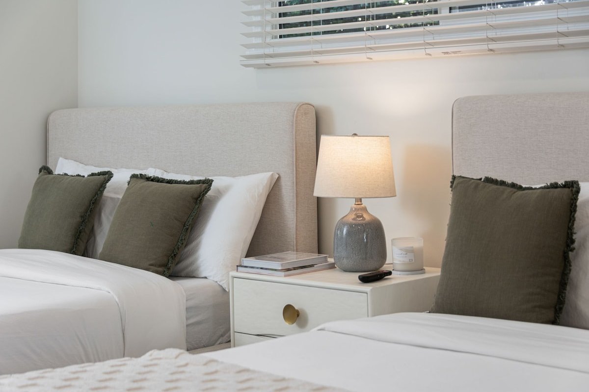 Luxury LA Vacation Getaway + Parking +Gated Yard gallery image 5