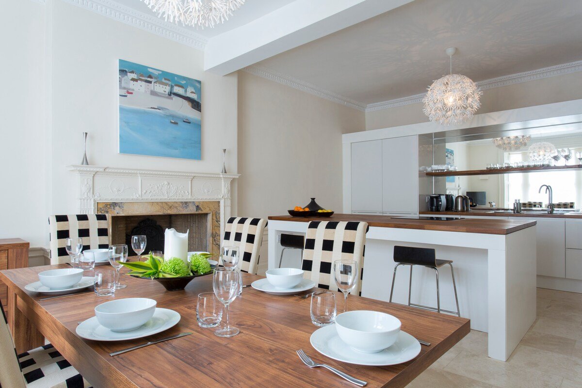 Luxury City Centre Four Bedroom Townhouse gallery image 4