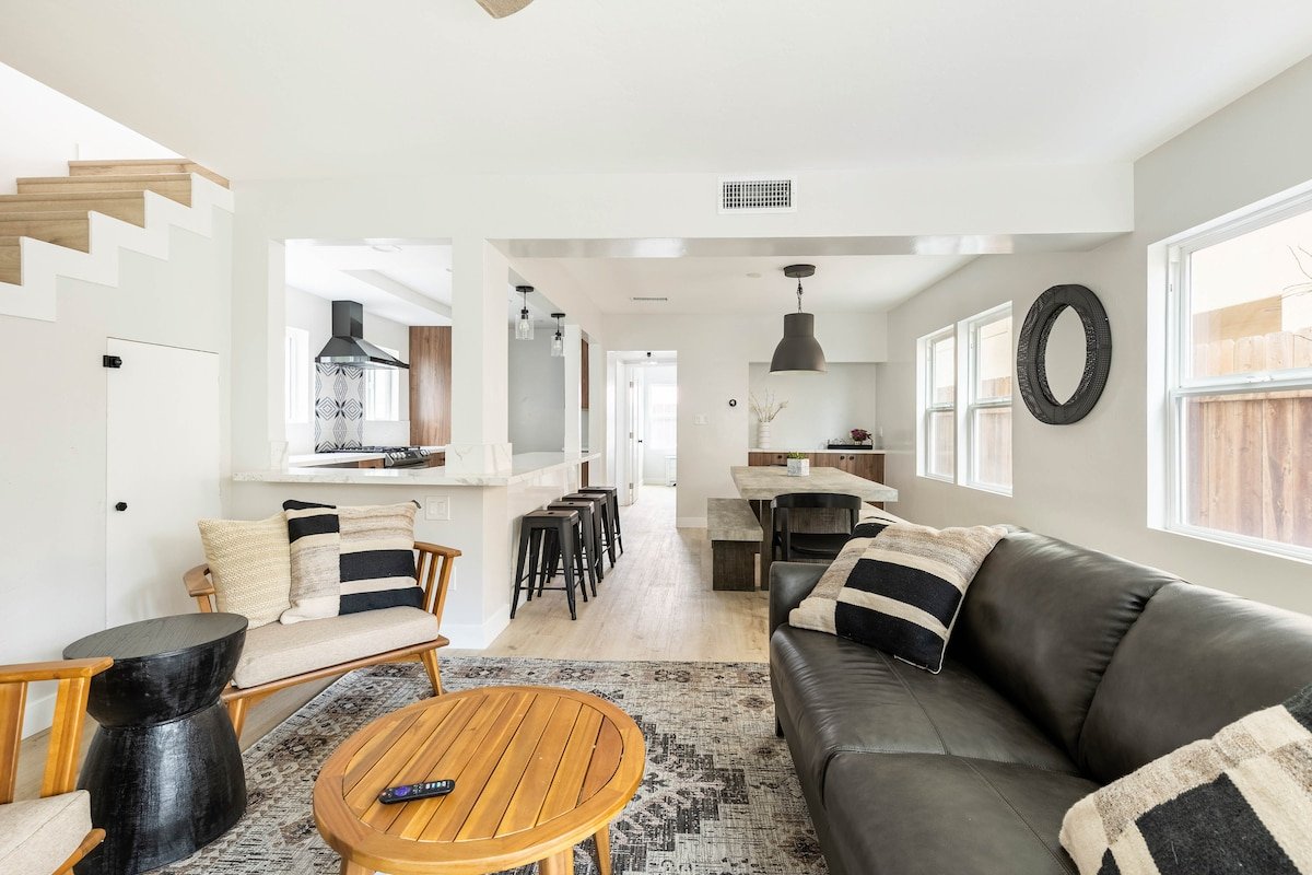 Beach Home W AC | 5 BR | Free Parking | EV Charge gallery image 3