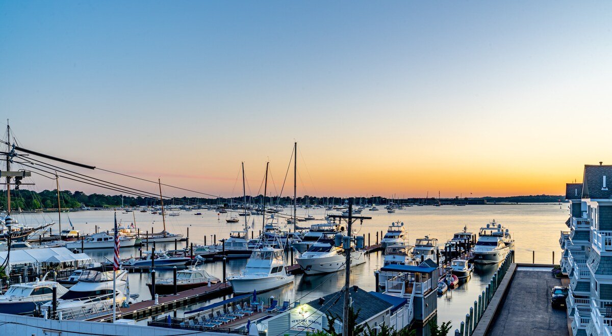 Luxurious Newport Home gallery image 3