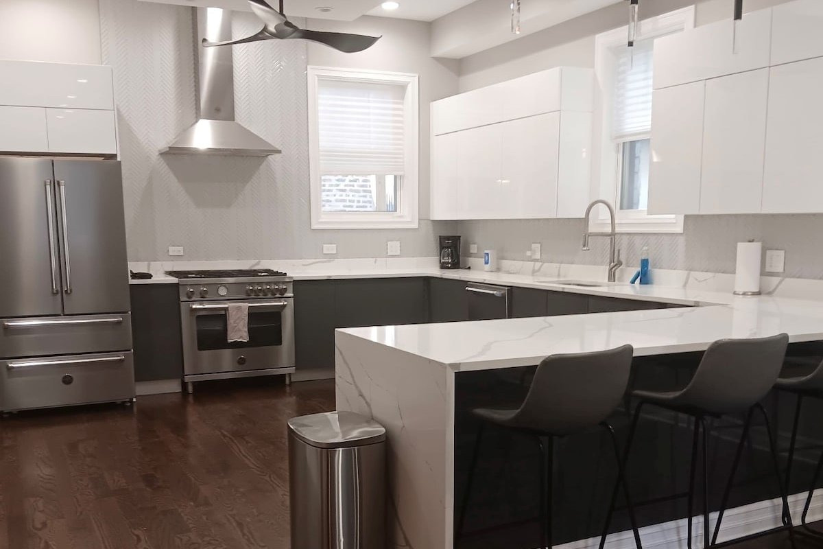 Stylish 6BR Oasis w/Private Coach House & Garage! gallery image 5