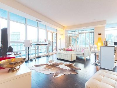 Elegant 2 BD Waterfront Condo Downtown Toronto