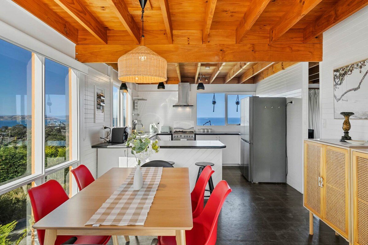 “Oceanview Retreat” – 20kms from CBD – Sleeps 8. gallery image 5