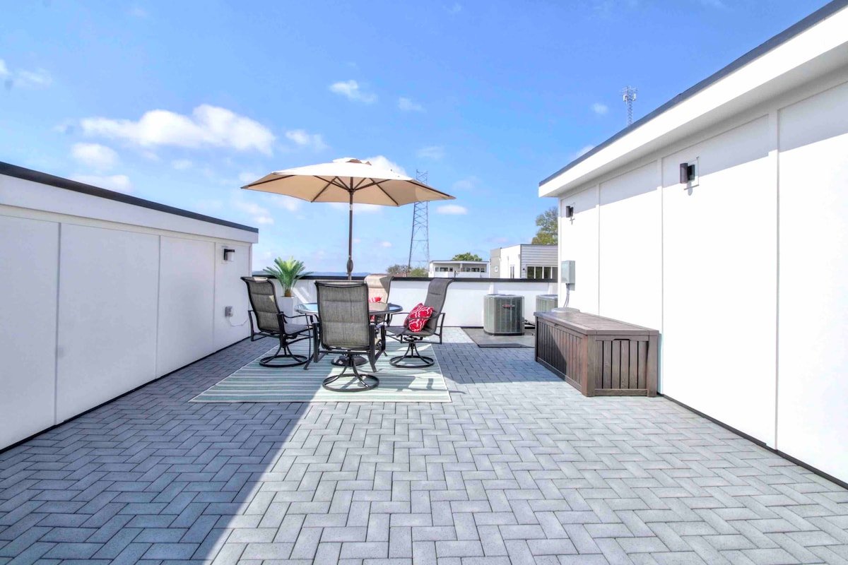 TWO LUXURIOUS townhome🏅2 Rooftop/15 Beds/Sleep 20+ gallery image 3