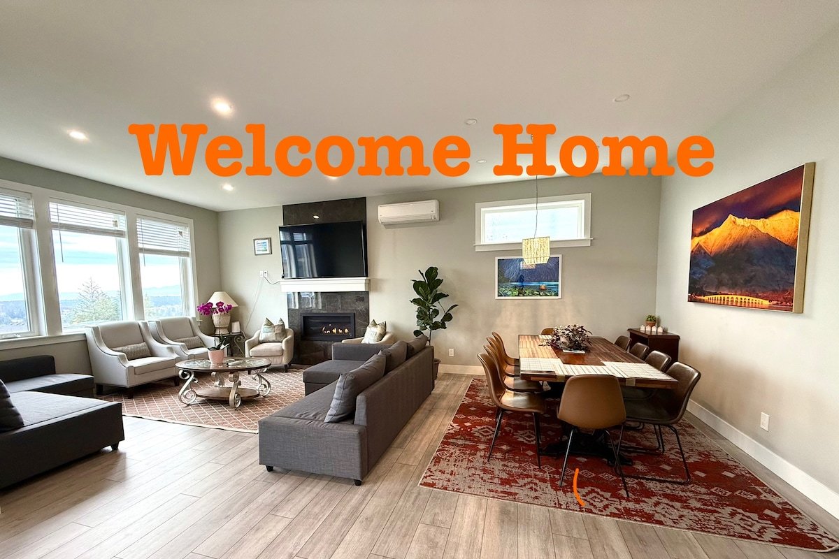 Luxury New Home w/Great View gallery image 4