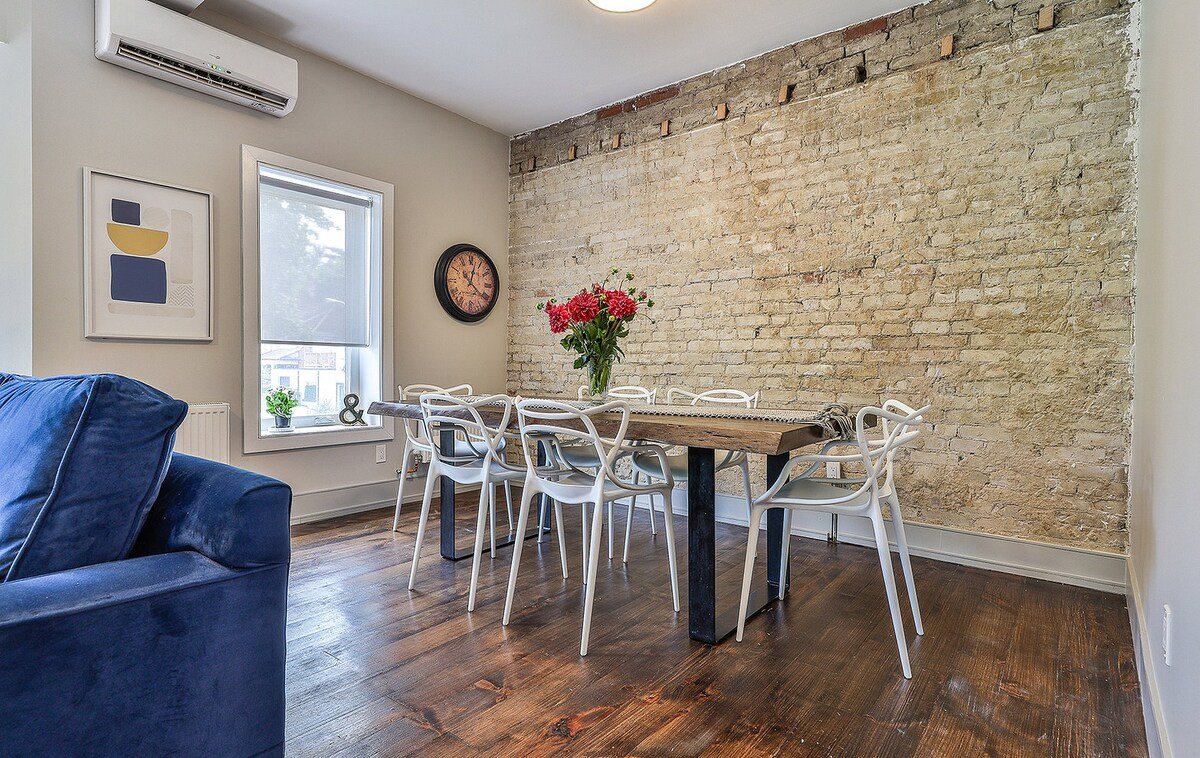 High Park Lux: Sauna •King Bed •Family Friendly gallery image 5