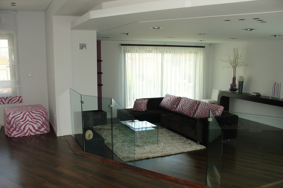 Luxury house w/pool+jacuzzi+games gallery image 4