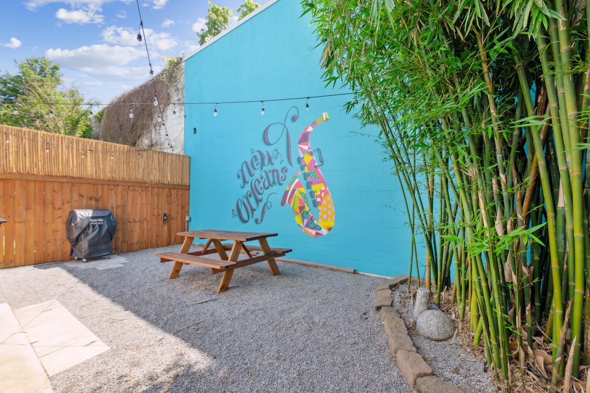 Spacious 5 BR 3.5 bath w private backyard