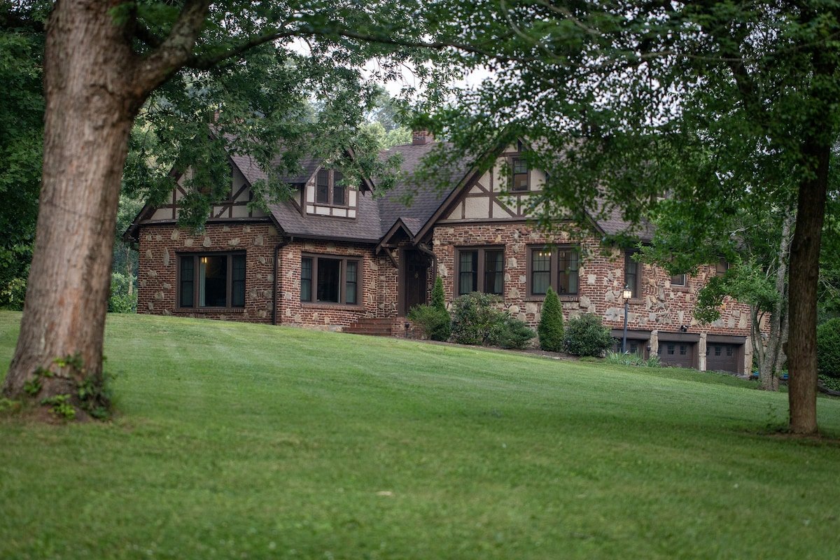 Dog Friendly 5 BR W/ Hot Tub & Fire Pit on 9 Acres gallery image 2