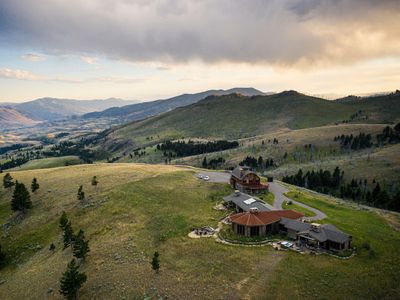 Exclusive mountaintop luxury home in Paradise