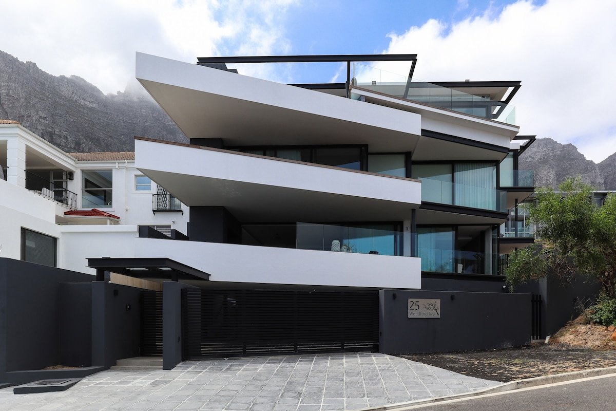 Paradise in Camps Bay:Luxury Villa with Pool&Views gallery image 3