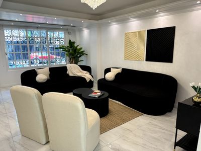 ¡Spectacular Crystal House! -7BR upscale.