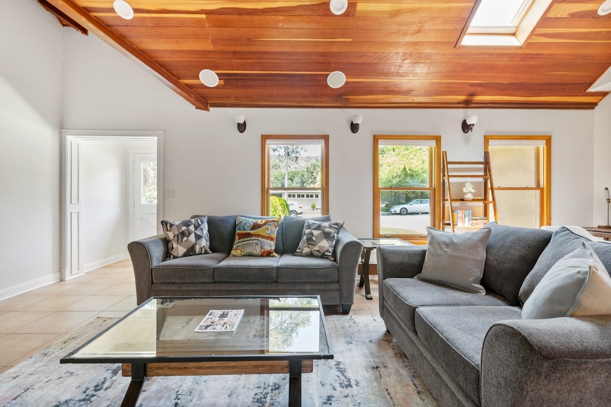 Chic and Spacious Home in Glendale gallery image 4