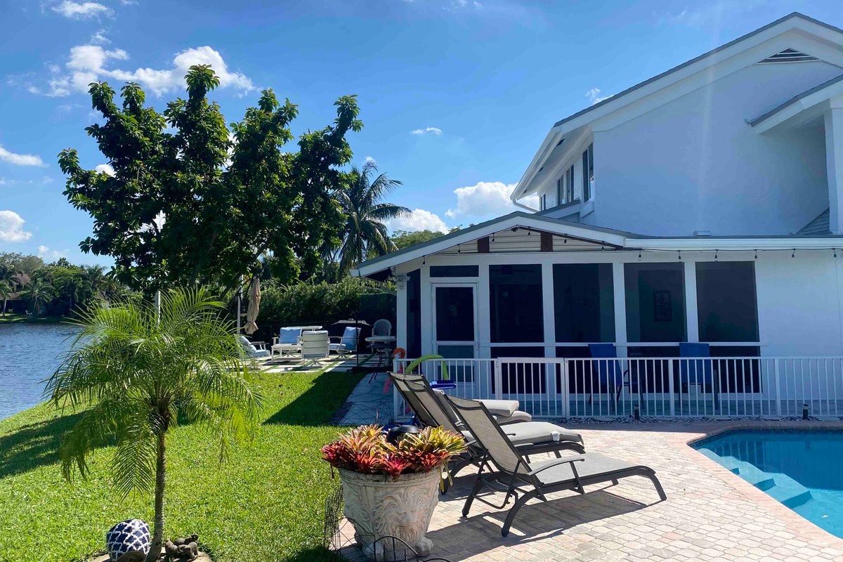 LakeFront – Home Near Casino w private pool