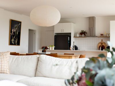 White Beach Retreat – Luxe Water Views