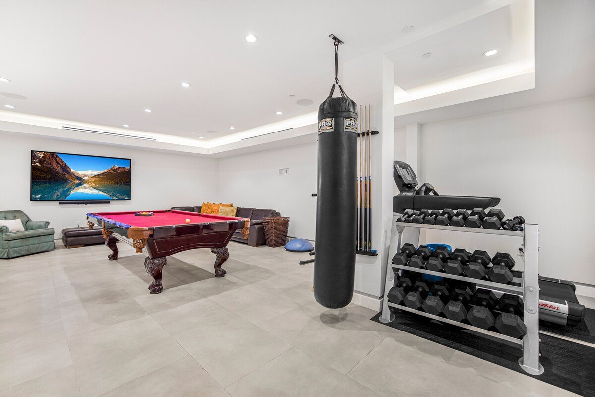 Hollywood Hills City Scape Dream w/ Theater & Gym gallery image 5