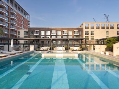 Stunning 3 Bed in Battersea w/ Pool, Gym & Rooftop