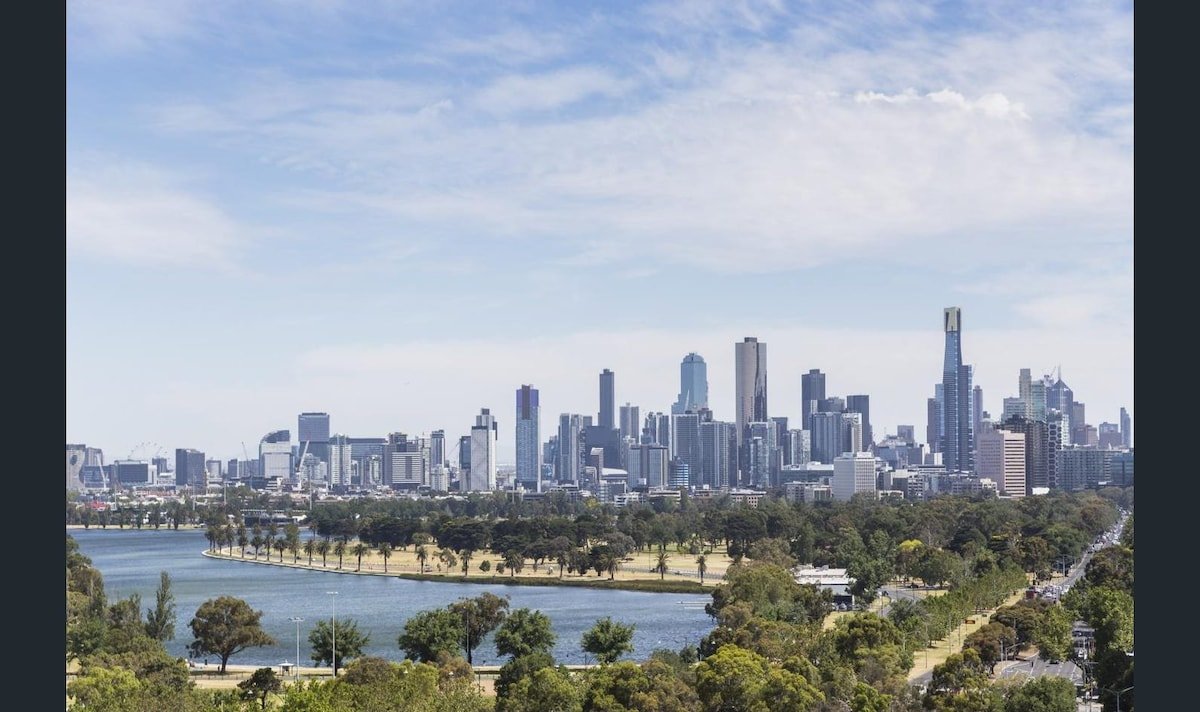 Luxury Stay, Sweeping City Views with Pool gallery image 4