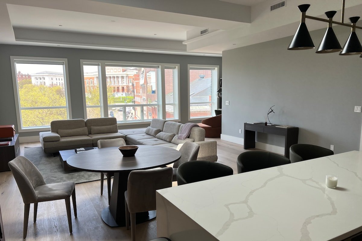 Penthouse luxury suite. Huge great room. 3 beds. gallery image 3