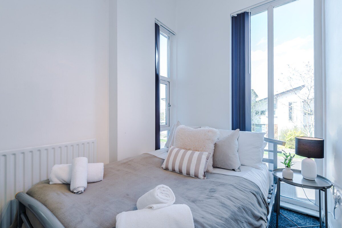 3BR House | Sleeps 6 | Etihad Stad | Free Parking gallery image 5