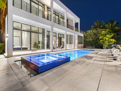 Villa Hayden- Modern Waterfront Gem