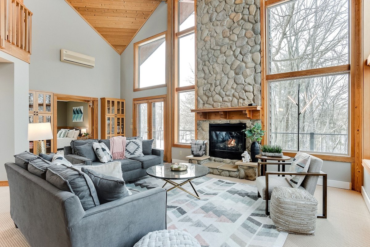 Luxury 4BR / 3BA Home on 12 Acres, Sauna, Theater gallery image 3