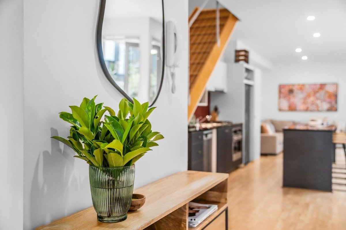 The Avenue. The Place. Terrific 4BR 2BTH Townhouse gallery image 2