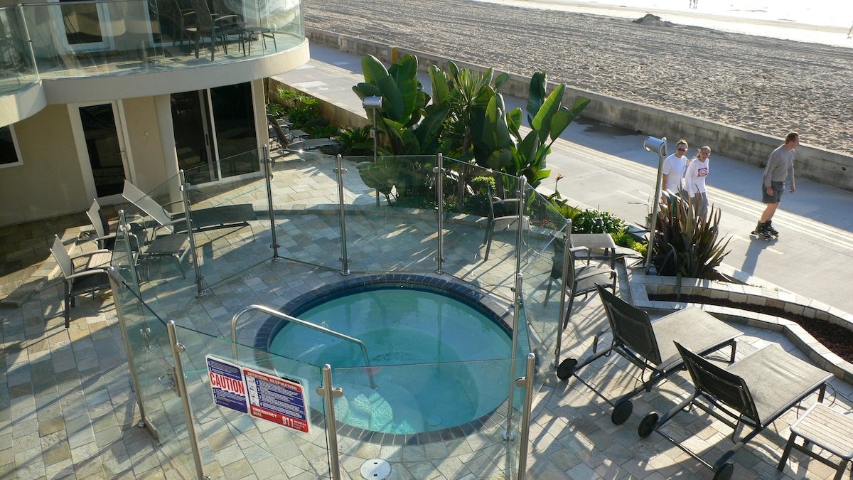 15 foot wide Windows to Waves Oceanfront property! gallery image 5