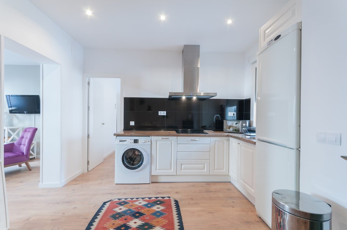 LAVAPIES, THE LIGHT gallery image 3