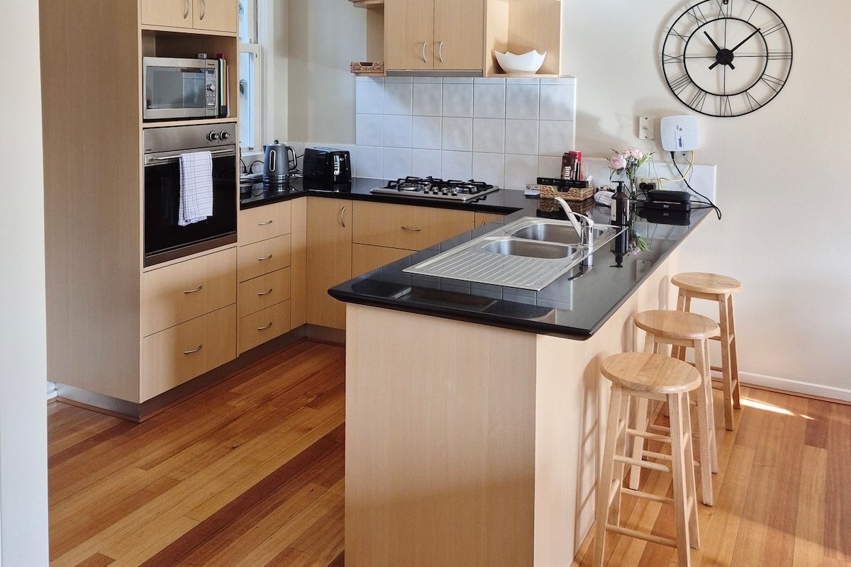 South Yarra Place – Great Location – 3br House gallery image 5