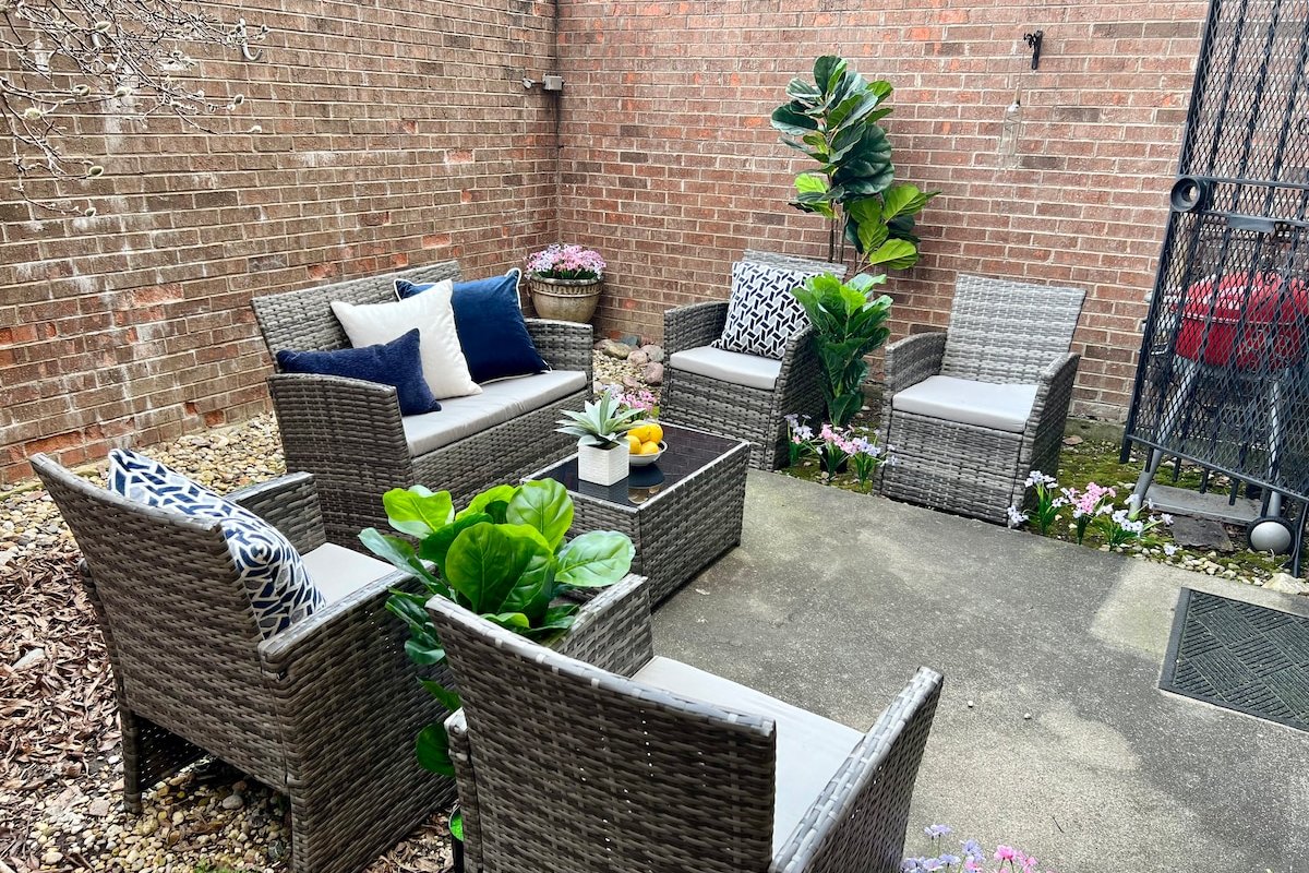 Downtown Elegance ✨ Private Yard Parking gallery image 3