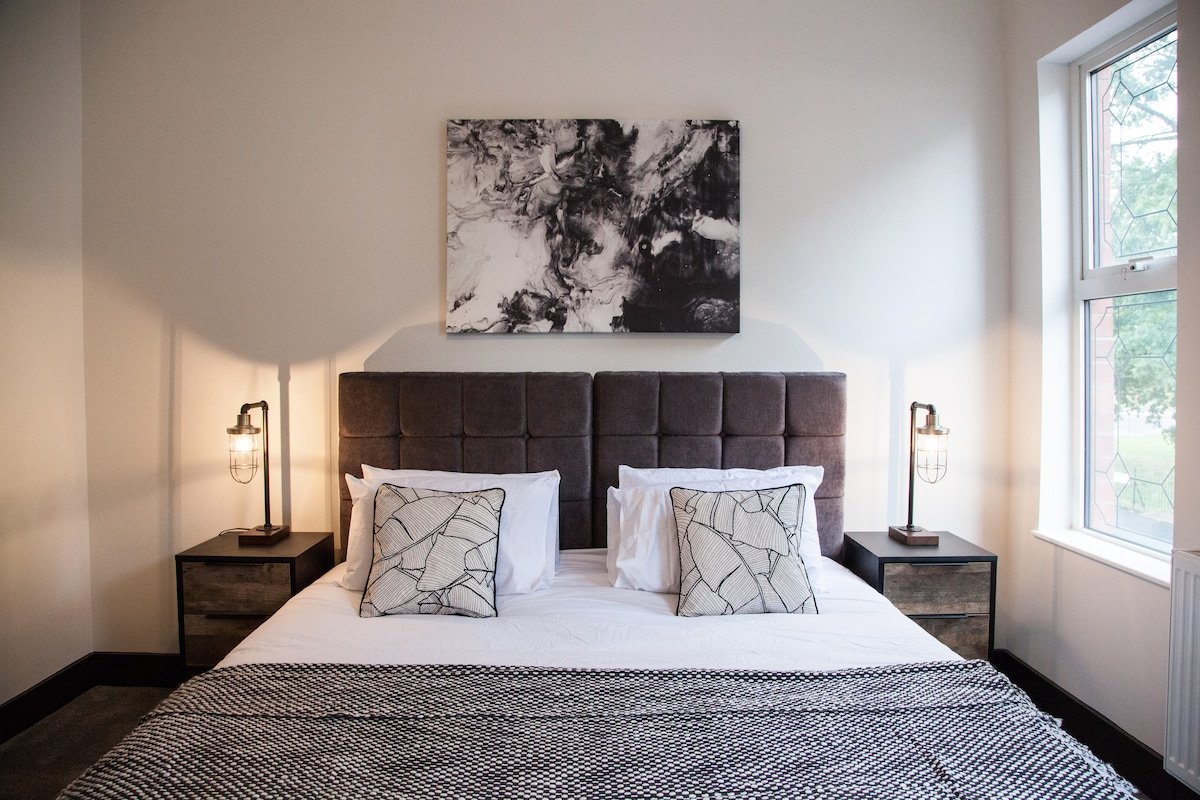 Bright & Modern Manchester Home | Free Parking gallery image 5