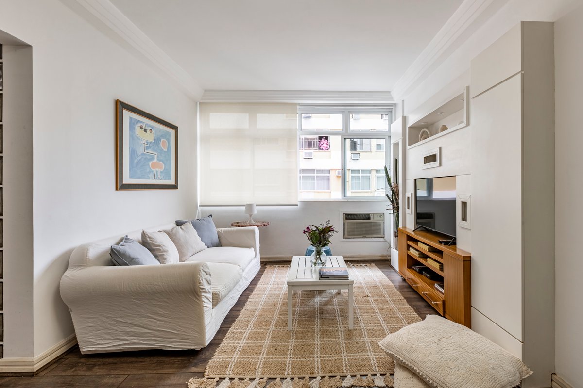 Bright apt. + excellent location in Leblon