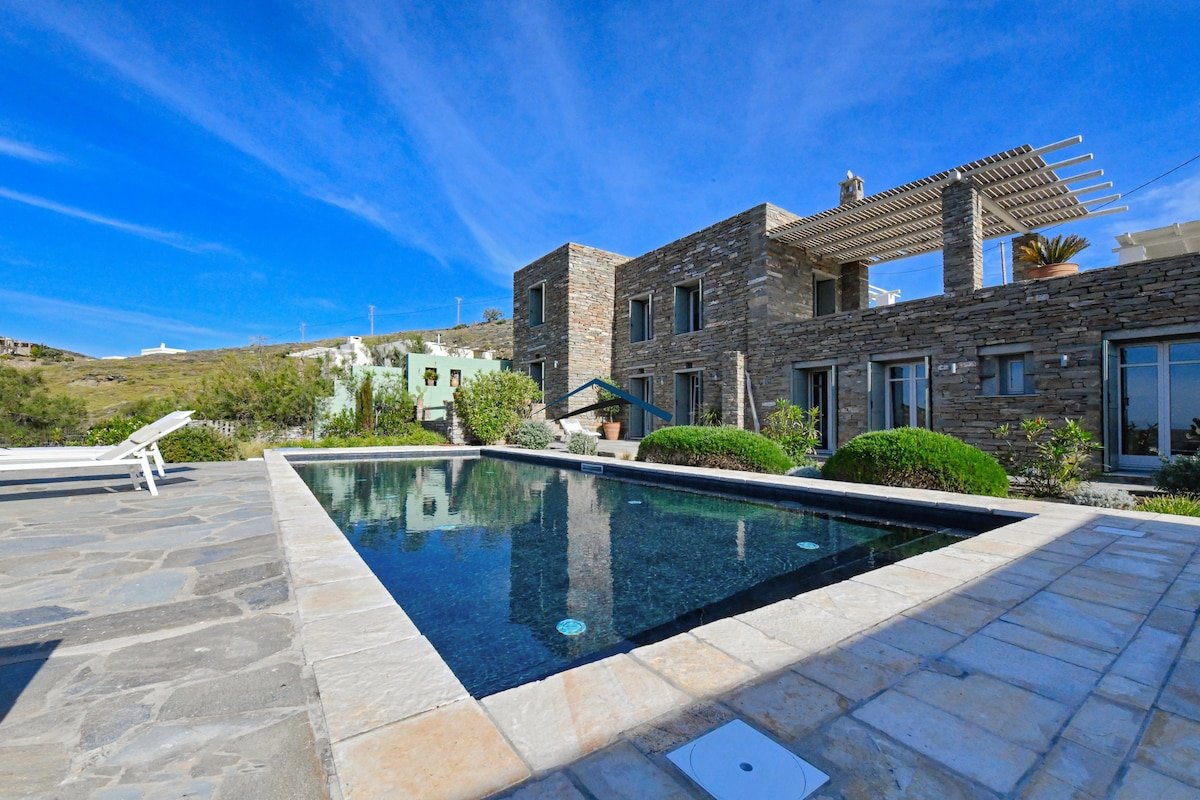 Traditional stone villa with a swimming pool. gallery image 2