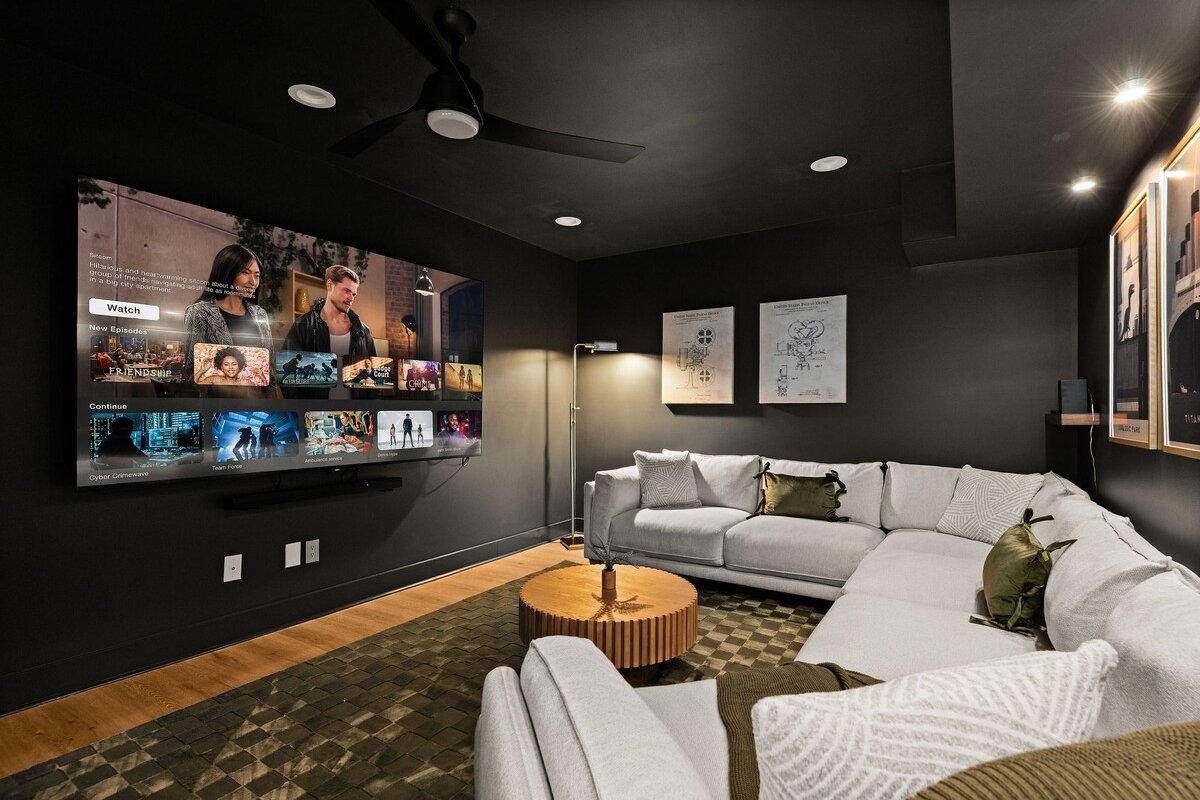 The Golden Oak | 2 Min to Geodis | 10 Min to BDWY gallery image 3