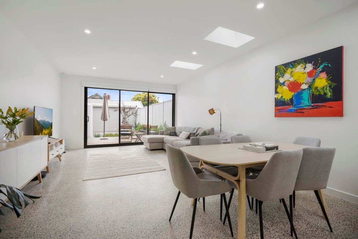 Peaceful Retreat with Backyard in Brunswick East gallery image 3