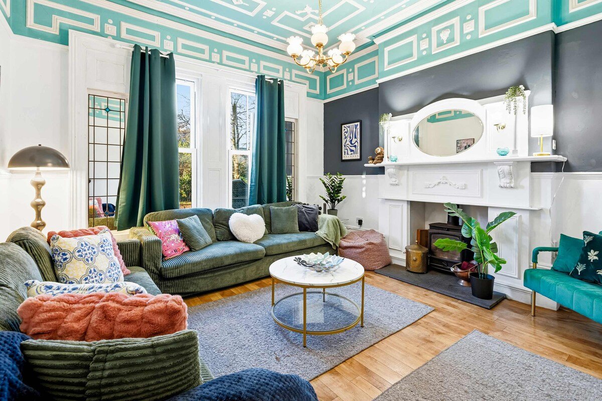 10 min to City Centre | Spacious 6 BR + Garden gallery image 2