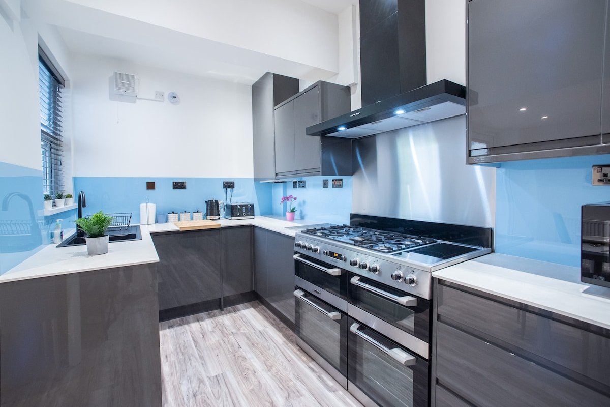 8 Bed, sleeps 10, 3Bath house, over 300 5* reviews gallery image 3