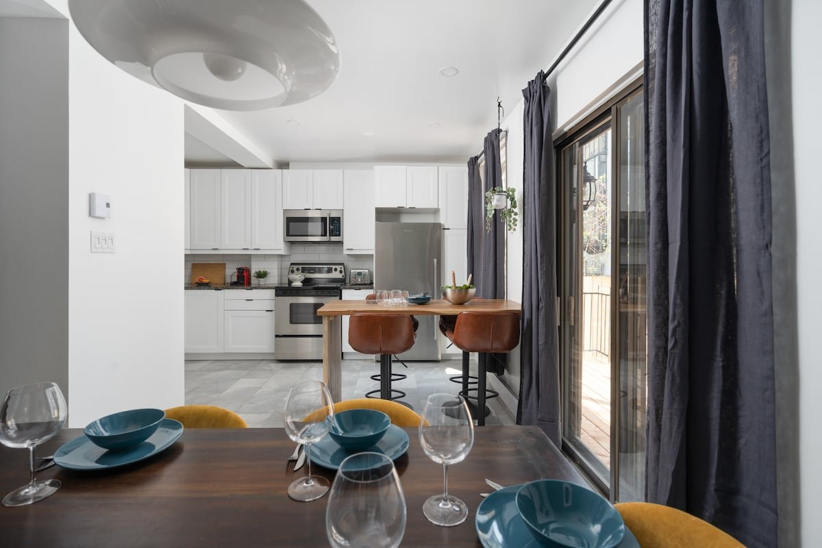 Unique,Old,Montreal & Yard Patio 10 Guests gallery image 3