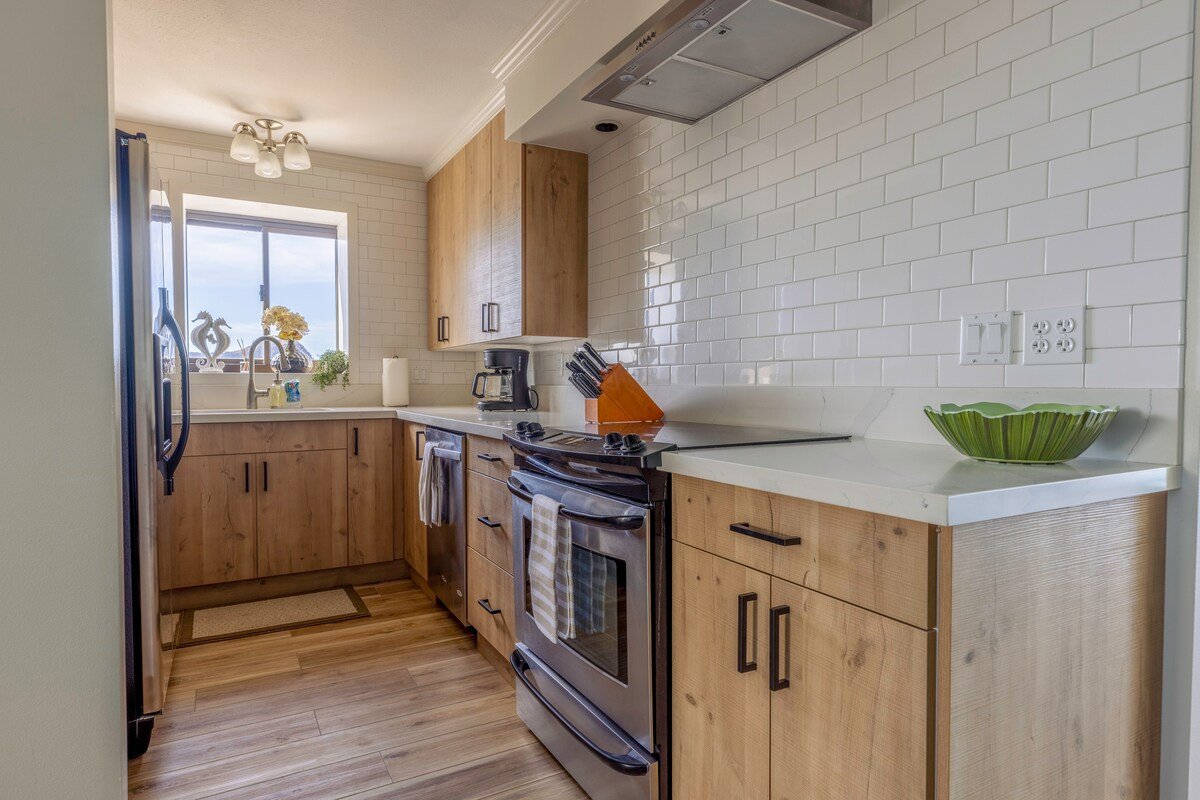 Renovated Waikiki Oceanfront Large Penthouse gallery image 3