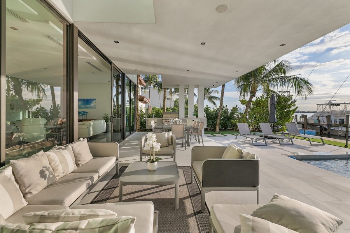 Luxury Bayfront Villa with Heated Pool & Hot tub gallery image 3