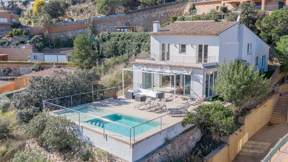 Pura Vida – Villa 4 bedrooms AC, seaviews & pool gallery image 3