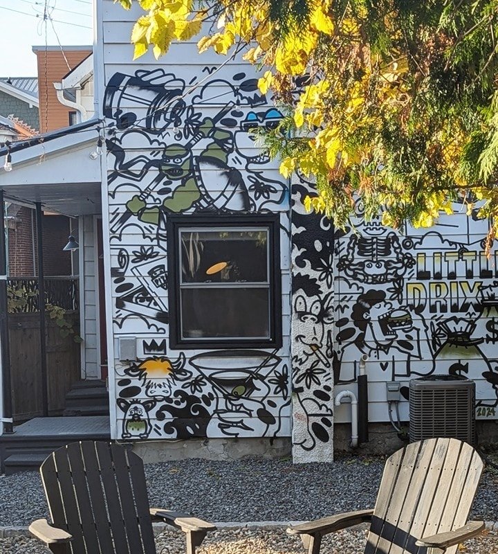 Downtown 5-Star 3-bdrm – BBQ – Backyard & Parking gallery image 4