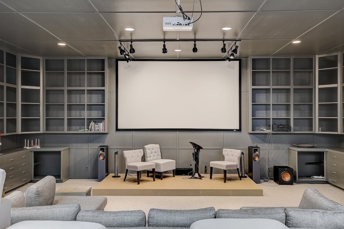 Scenic 5BR Ranch on 3 Acres w/Cinema – Near Austin gallery image 5